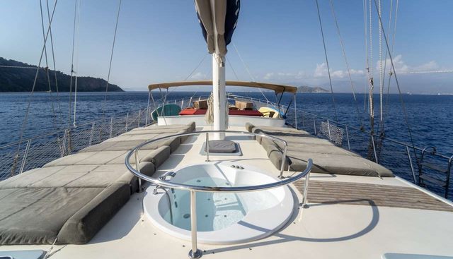 QUEEN LILA yacht charter 3