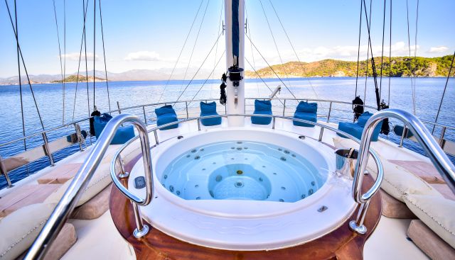 QUEEN ATLANTIS yacht charter 4