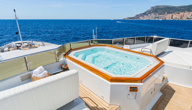 APOGEE yacht charter 3