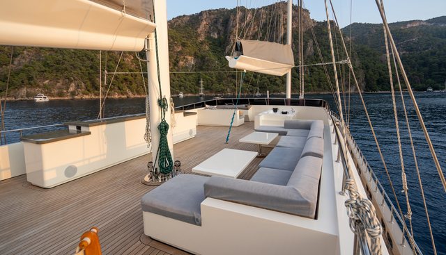 DE LOVE yacht charter 4