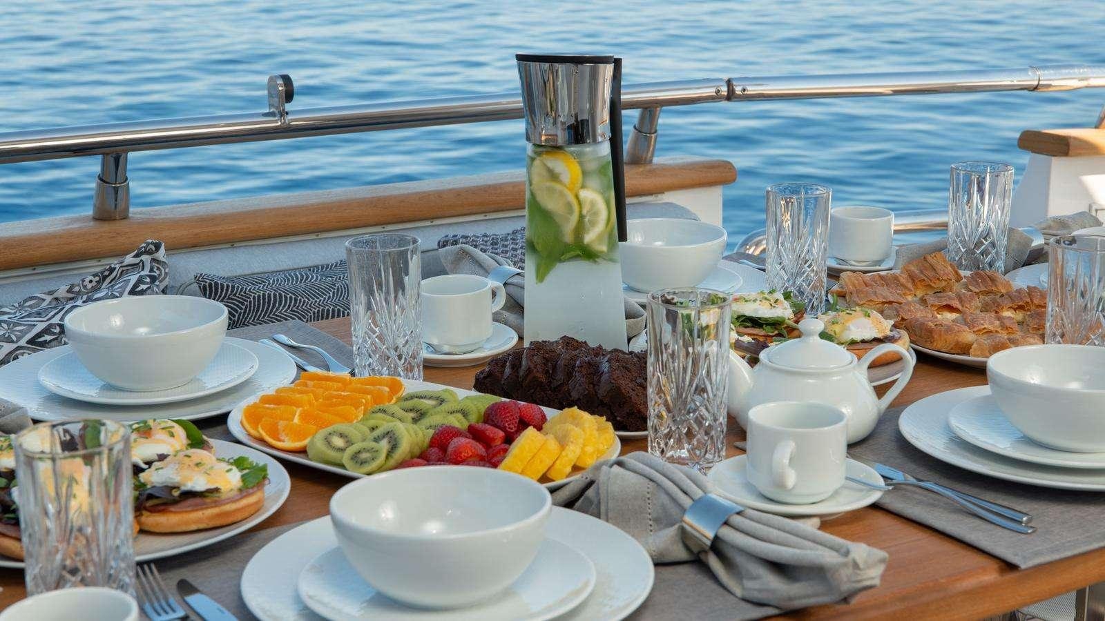 EL PECADO yacht charter 5
