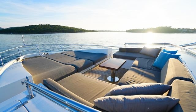 HUBO yacht charter 3