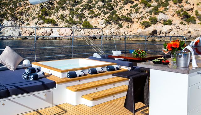 MASHUA BLUU yacht charter 3
