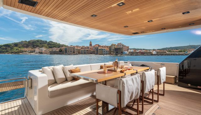 PAUSE yacht charter 5