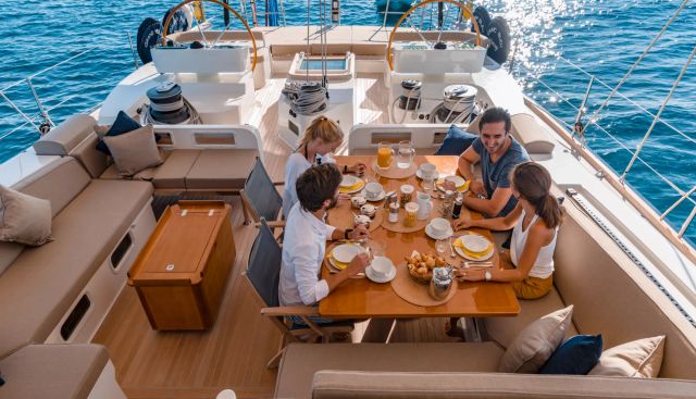 GRAND BLEU VINTAGE yacht charter 4