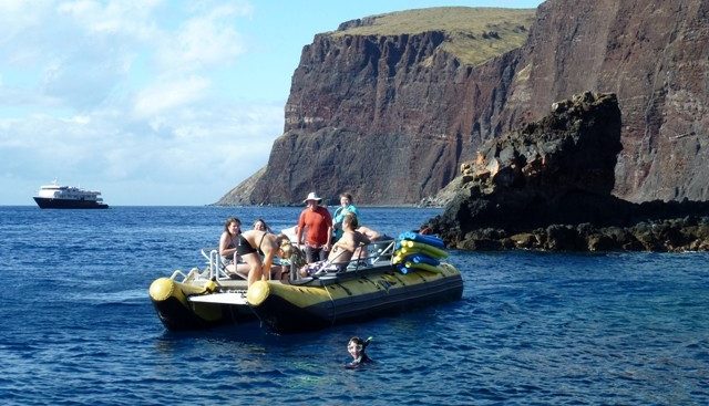 SAFARI EXPLORER yacht charter 4