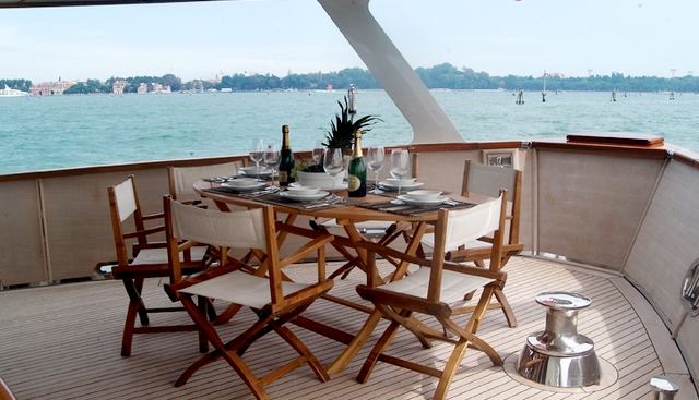 LA VOGLIA MATTA yacht charter 3