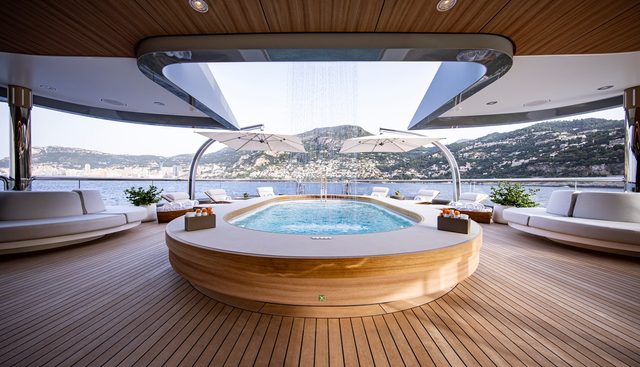 LUNA yacht charter 4