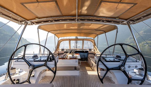 CHAMPAGNE HIPPY yacht charter 3