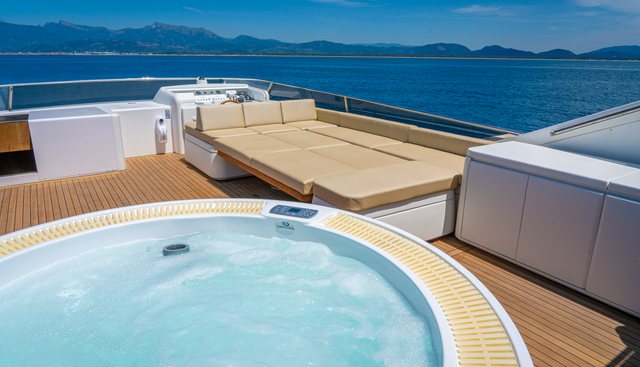 MAESTRALE yacht charter 4