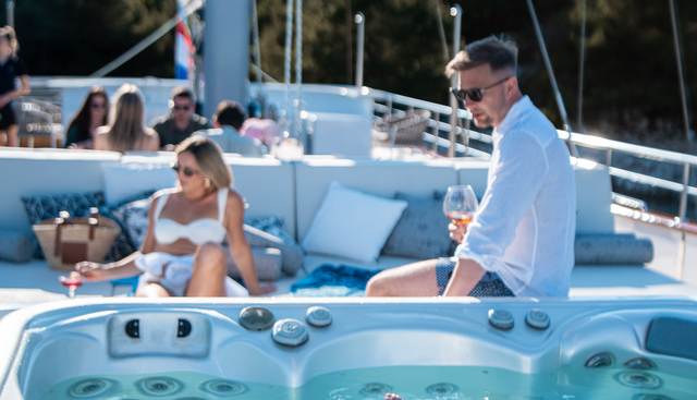 NOCTURNO yacht charter 4