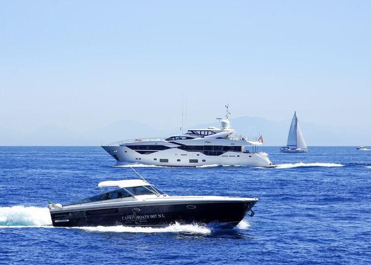 FLEUR yacht charter 4