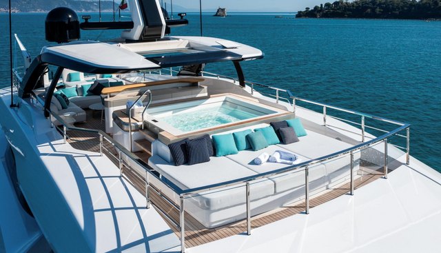 BEE yacht charter 4