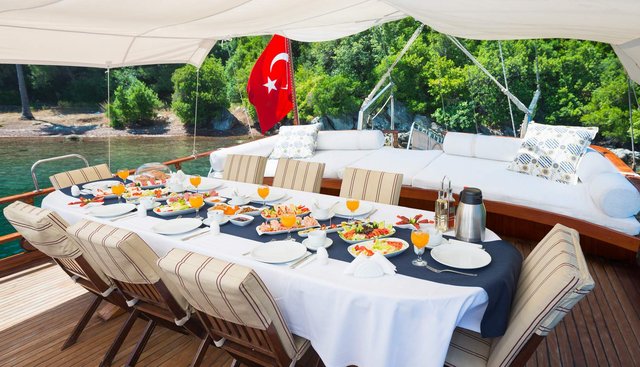 AZRA DENIZ yacht charter 2