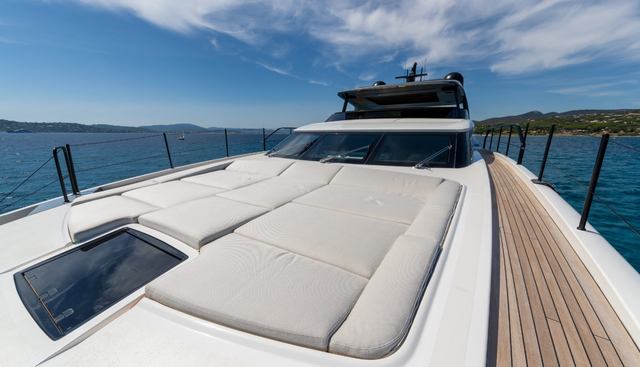 PAUSE yacht charter 3