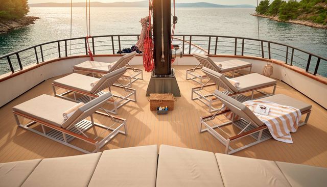 ANETTA yacht charter 4