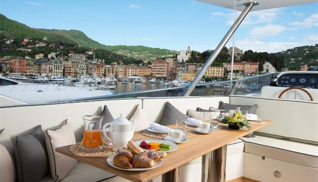 LUMINOUS yacht charter 5