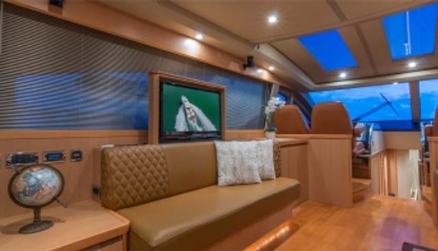 DIVAS DEL MAR yacht charter 3