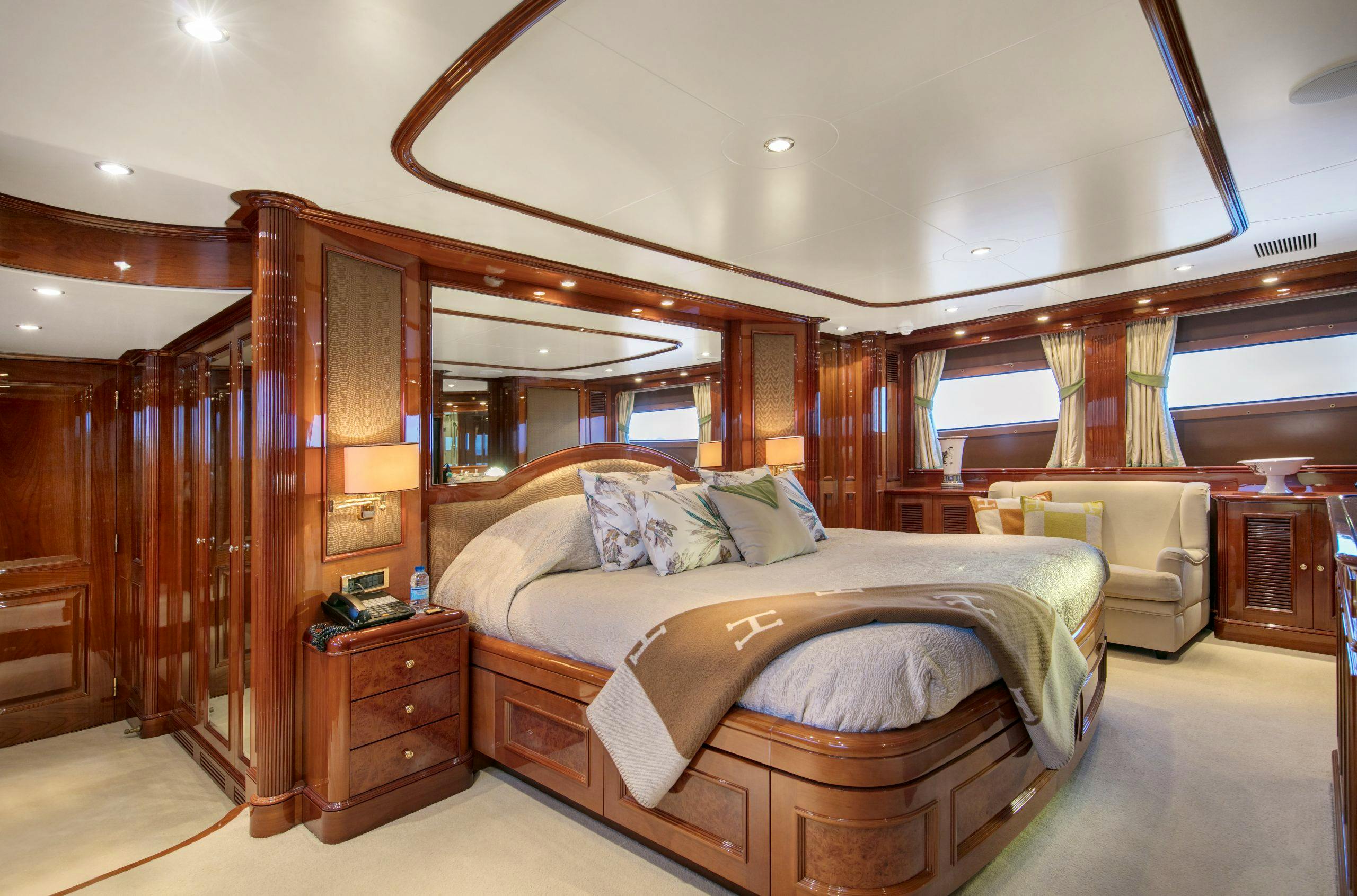 DXB yacht charter 4