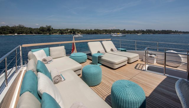 DE ZEUS yacht charter 4