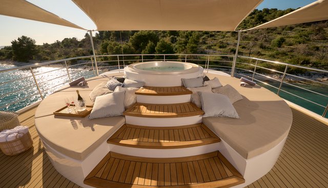 BELLEZZA yacht charter 3