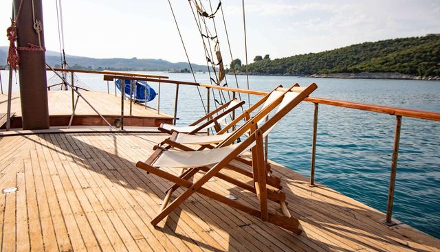 AEGEOTISSA II yacht charter 4