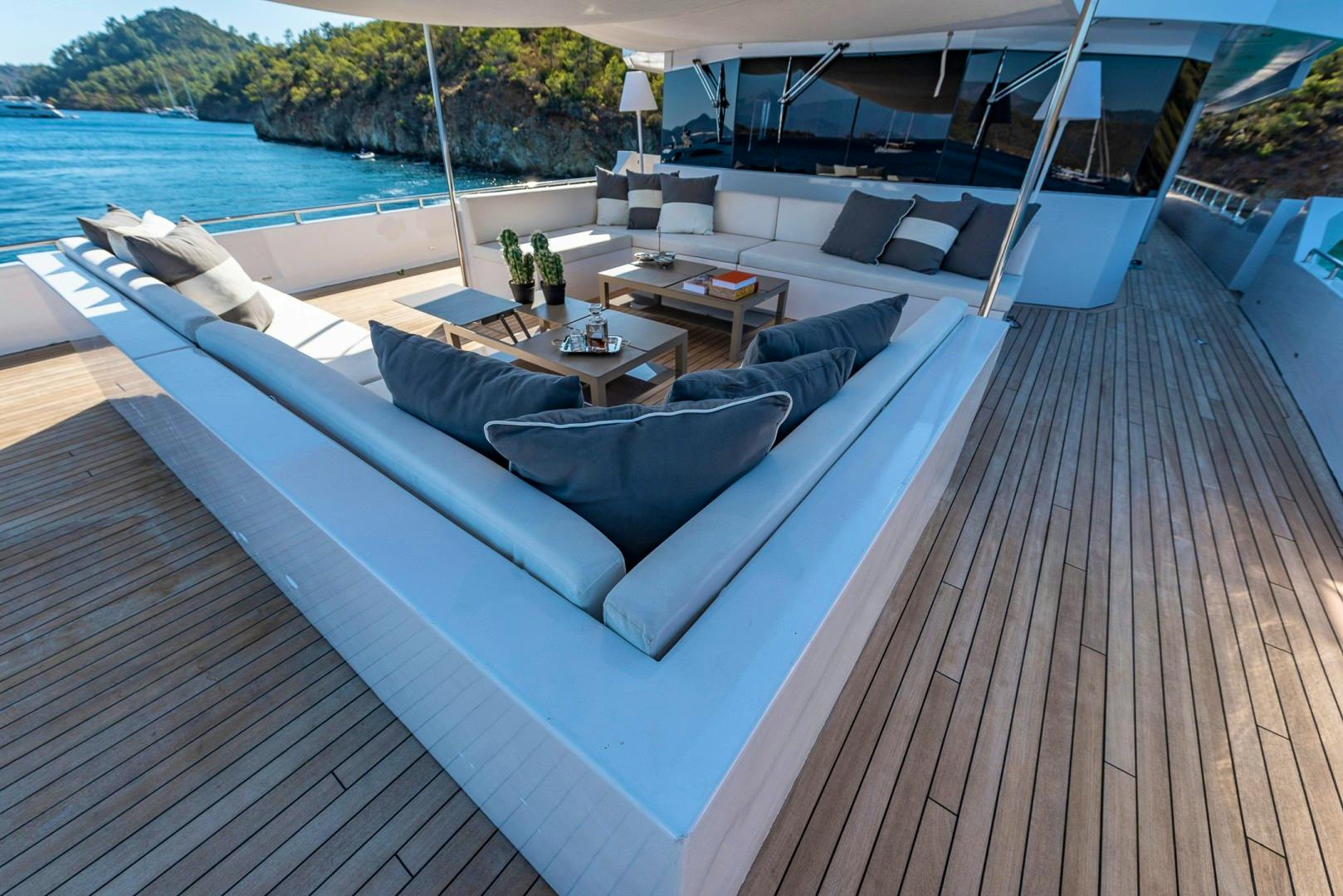 OCEAN BREEZE yacht charter 5