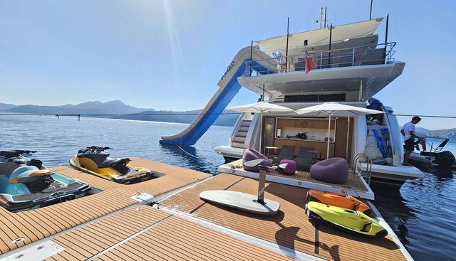 PURA VIDA yacht charter 5