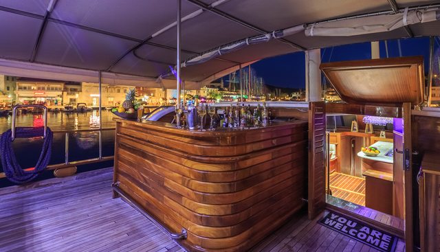 ALLUREE yacht charter 3
