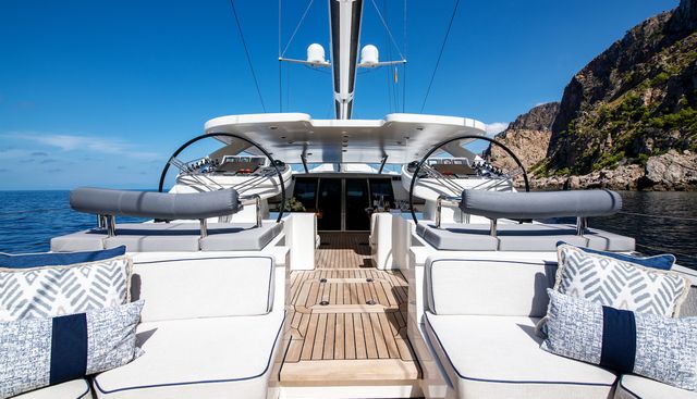 DAKOTA yacht charter 3
