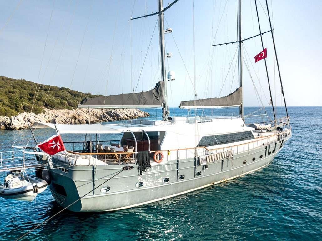 VIRTUOSO yacht charter 3