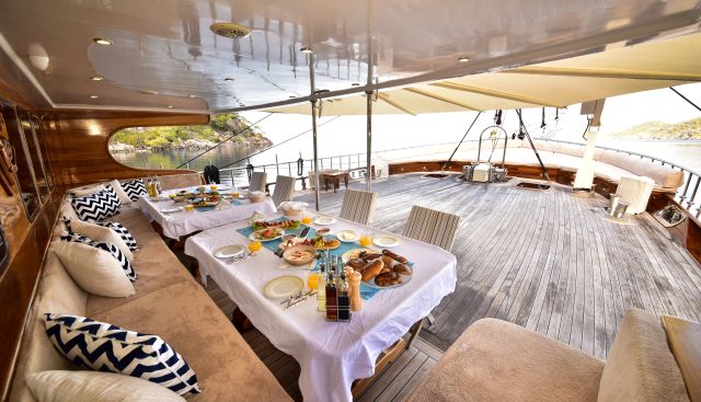 QUEEN ATLANTIS yacht charter 3