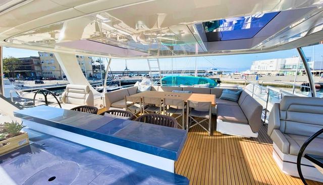 HONEYBIRD yacht charter 4