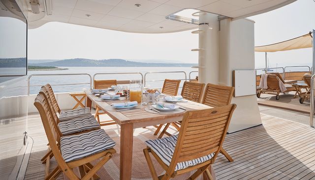 LA PERLA yacht charter 4