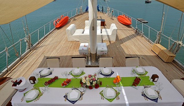 HOLIDAY 10 yacht charter 4