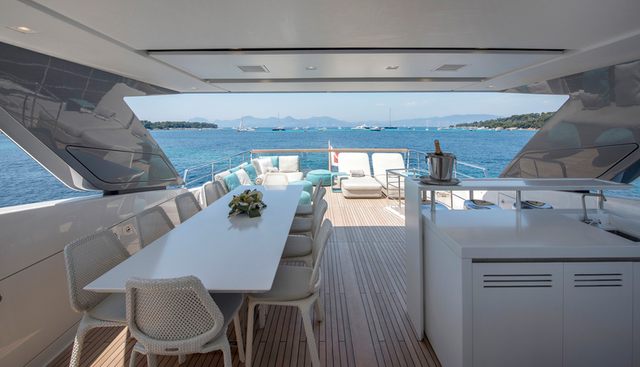 DE ZEUS yacht charter 5