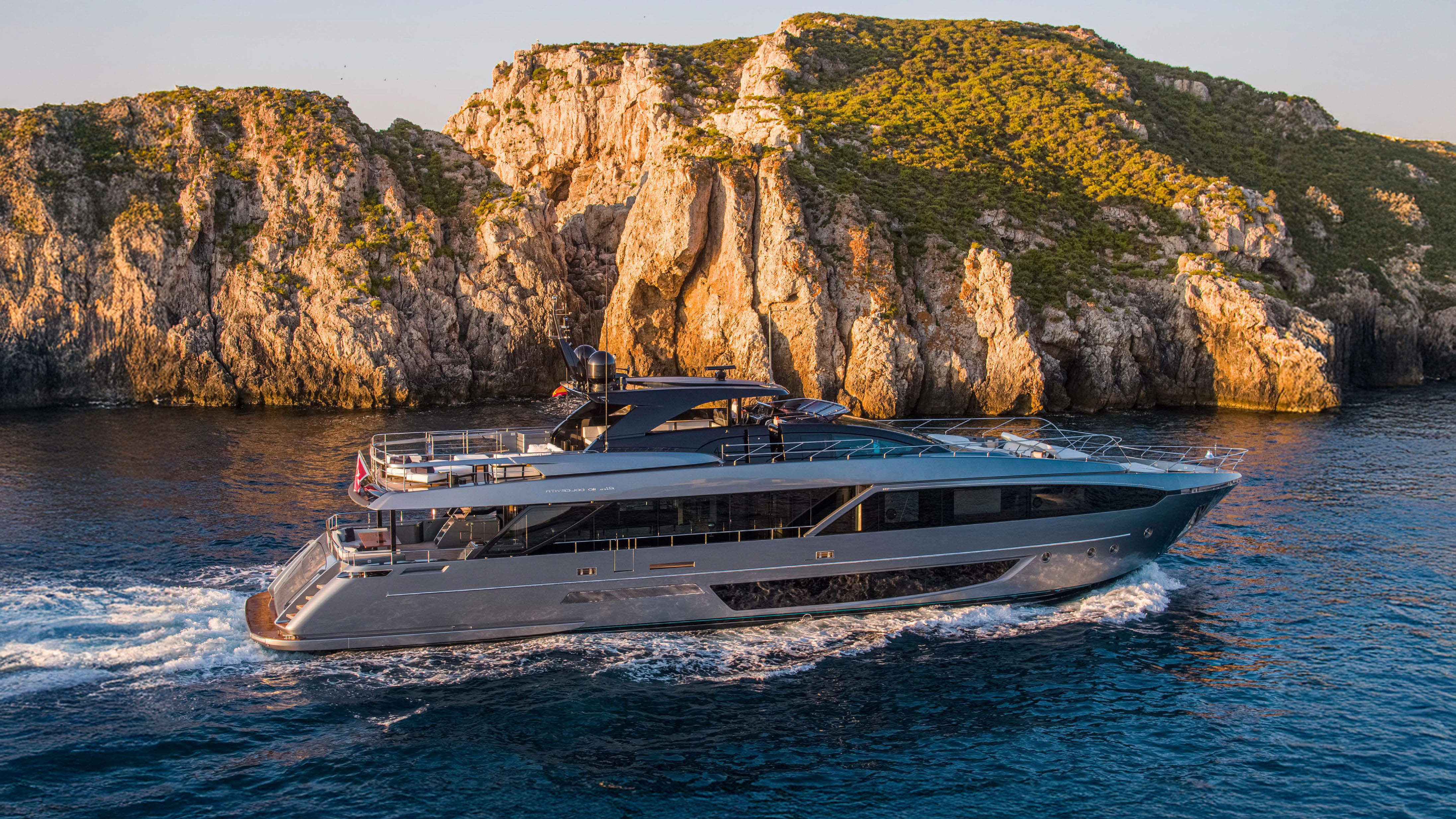 FIGURATI yacht charter 2