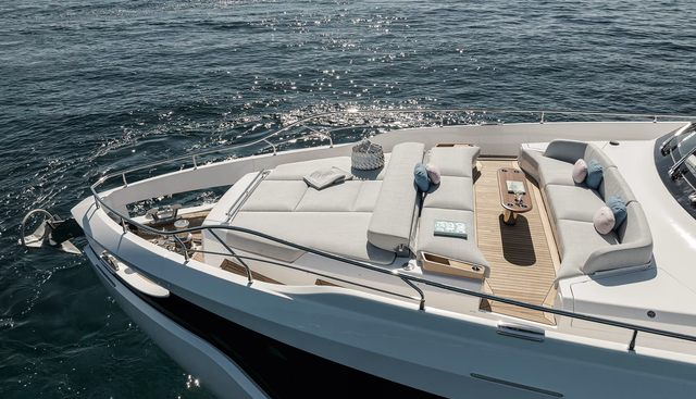 VIVA II yacht charter 3