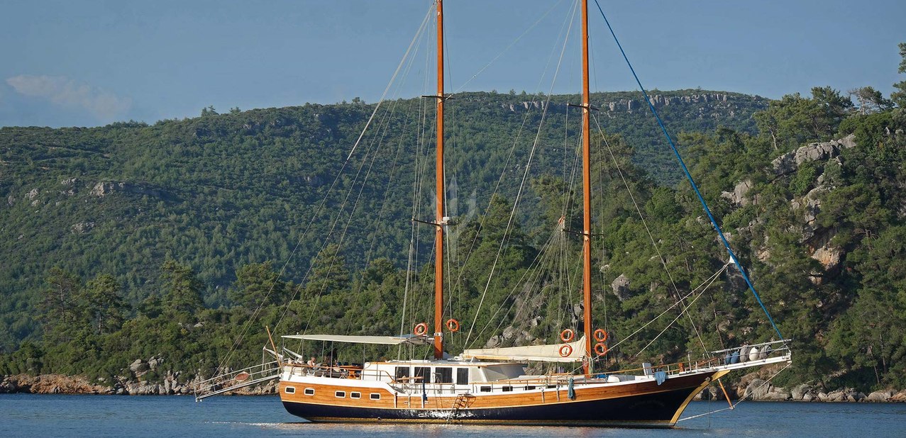 LA REINE YACHT CHARTER yacht charter