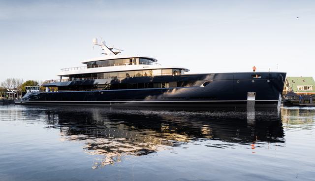 LES CINQ yacht charter 3