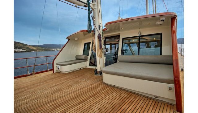 DRAGONFLY yacht charter 5