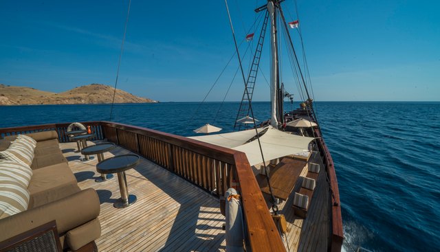 ALILA PURNAMA yacht charter 2