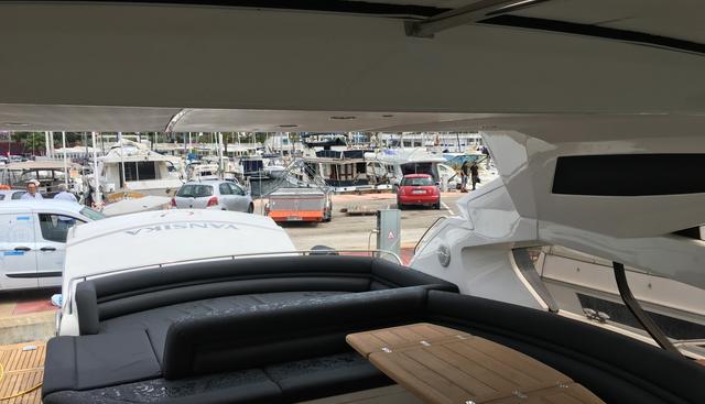 YANSIKA yacht charter 4