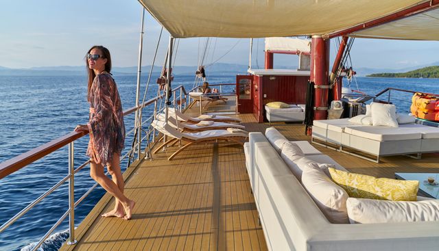 ROMANCA yacht charter 4