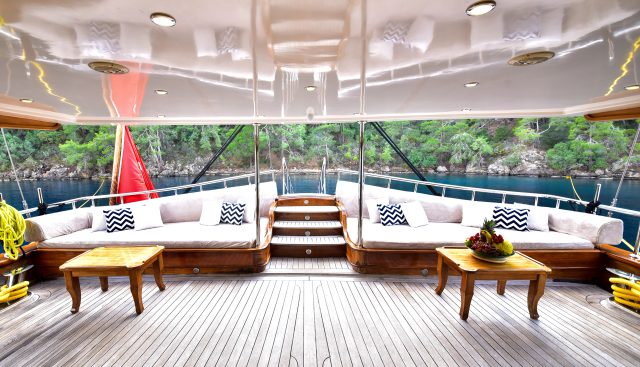 QUEEN ATLANTIS yacht charter 5