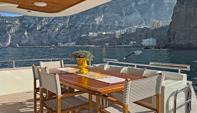 LA CHICCA yacht charter 3