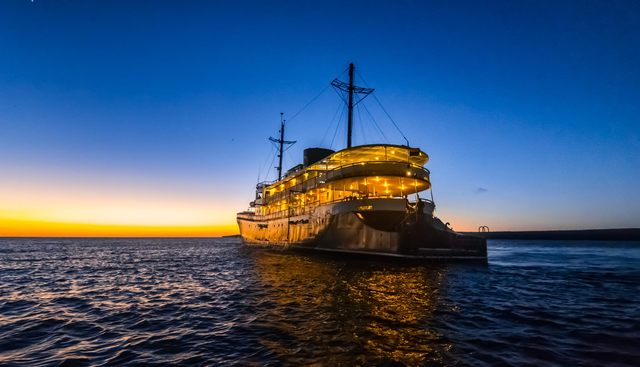 EVOLUTION yacht charter 5