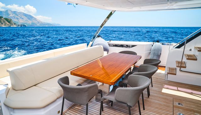 MADRA II yacht charter 4
