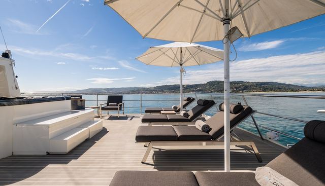 B89 yacht charter 4