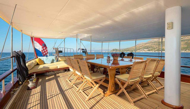 LINDA yacht charter 5